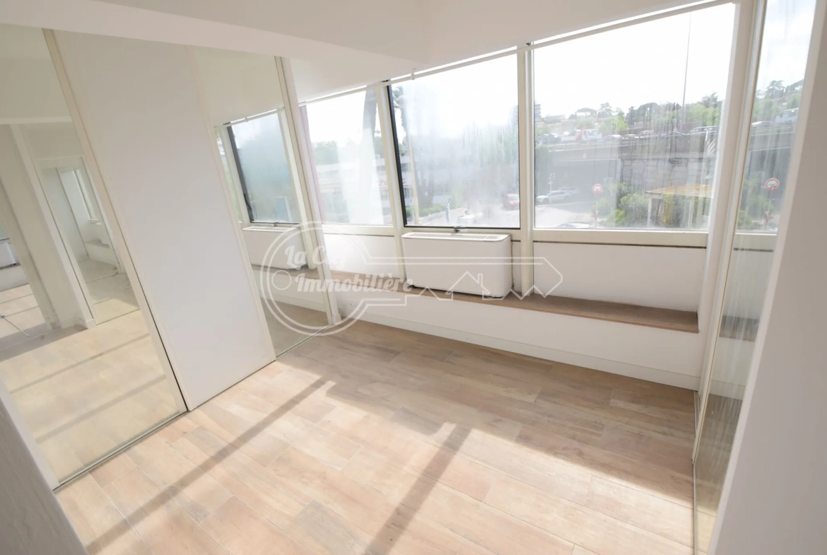 Appartement 2 pièces à Cagnes-sur-Mer avec parking, cave et vue dégagée 