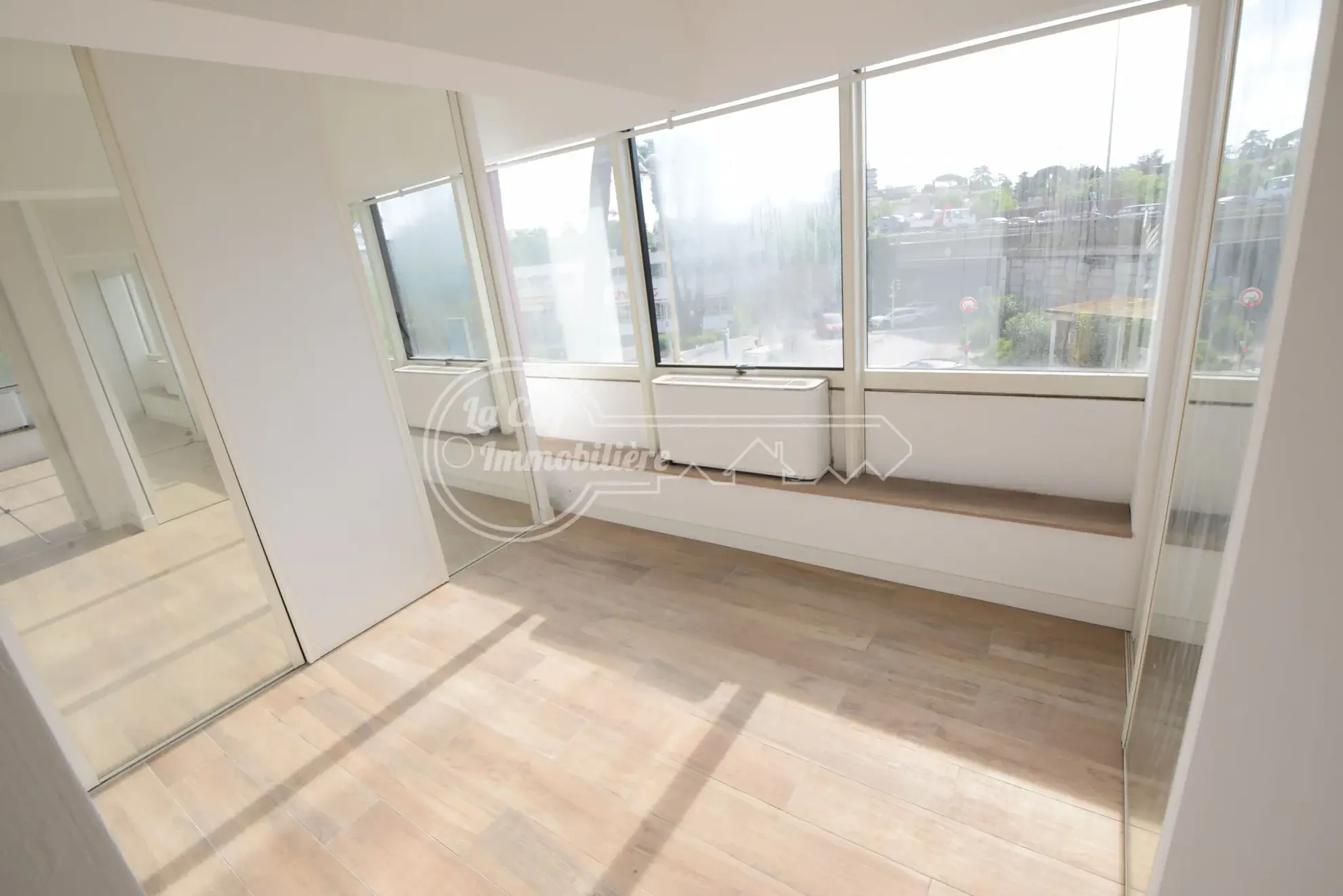 Appartement 2 pièces à Cagnes-sur-Mer avec parking, cave et vue dégagée 