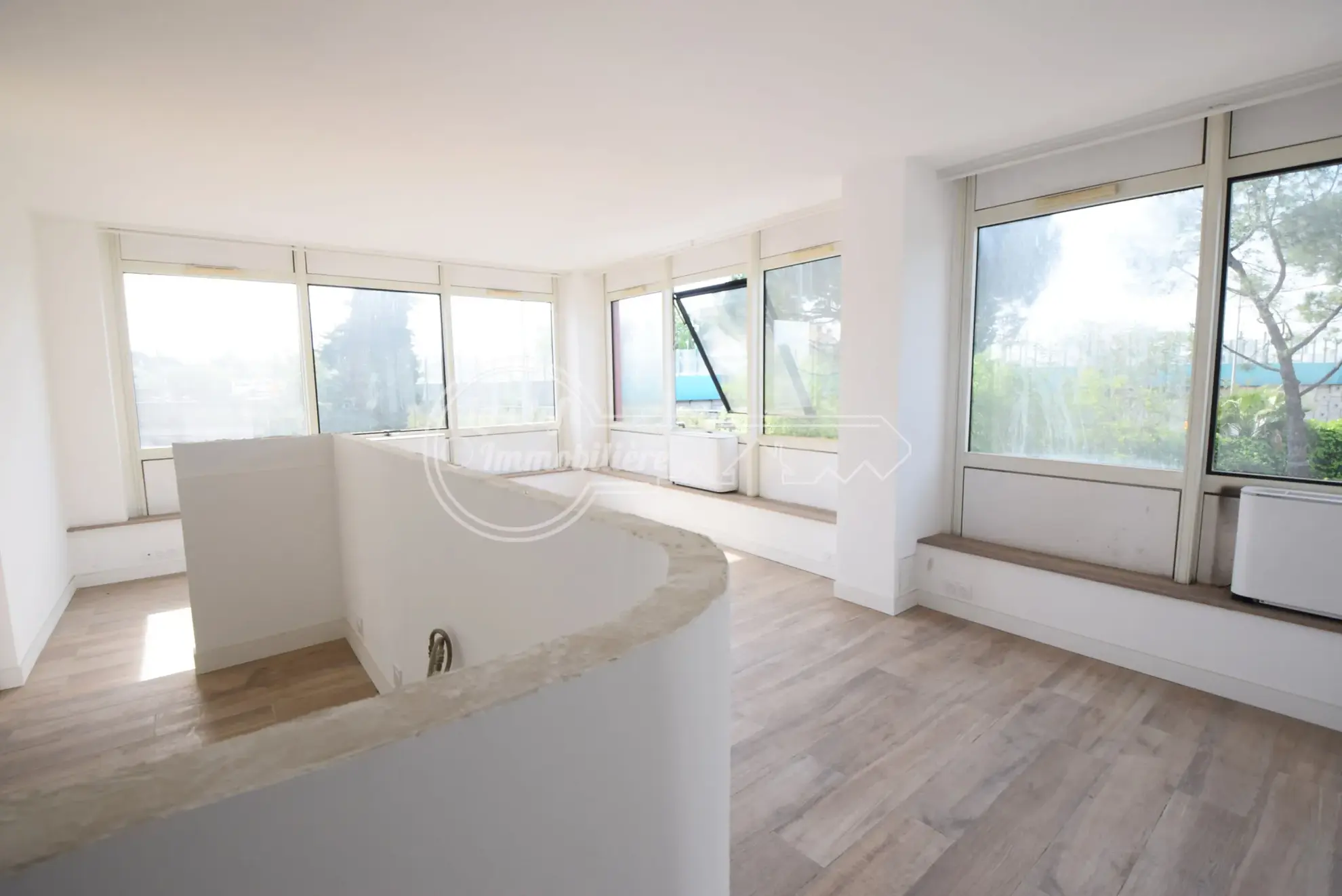 Appartement 2 pièces à Cagnes-sur-Mer avec parking, cave et vue dégagée 