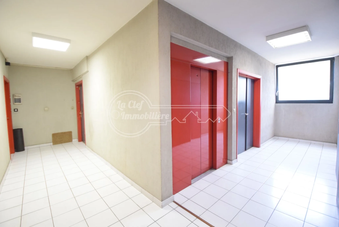 Appartement 2 pièces à Cagnes-sur-Mer avec parking, cave et vue dégagée 