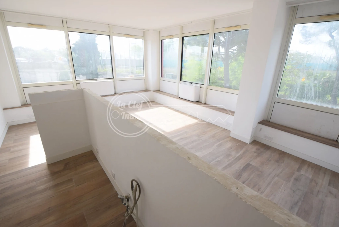 Appartement 2 pièces à Cagnes-sur-Mer avec parking, cave et vue dégagée 