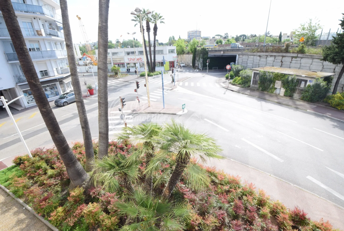 Appartement 2 pièces à Cagnes-sur-Mer avec parking, cave et vue dégagée 