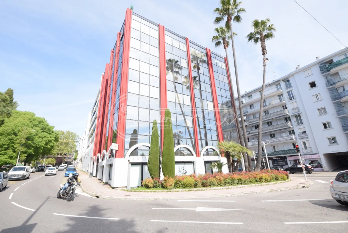 Appartement 2 pièces à Cagnes-sur-Mer avec parking, cave et vue dégagée 