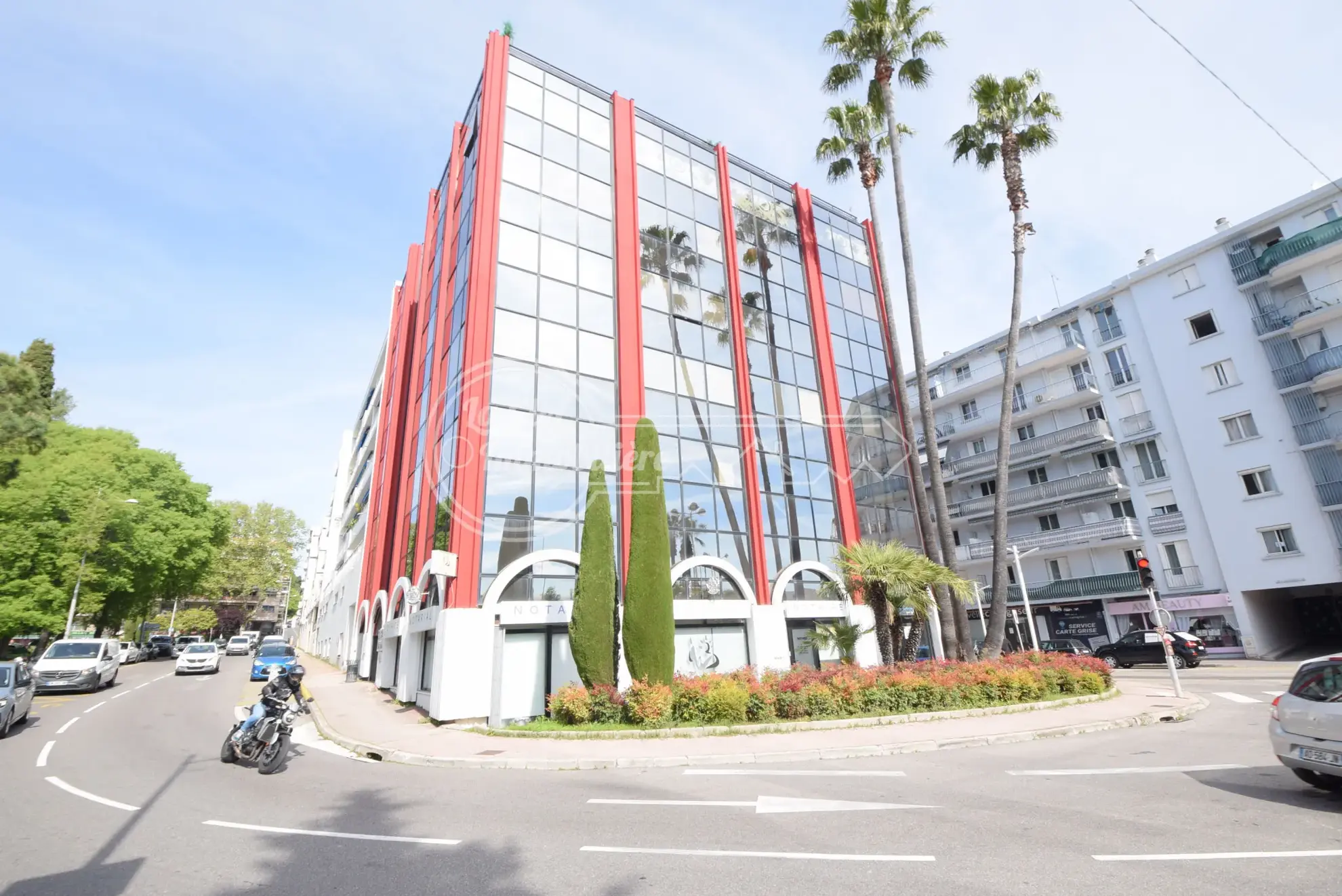 Appartement 2 pièces à Cagnes-sur-Mer avec parking, cave et vue dégagée 