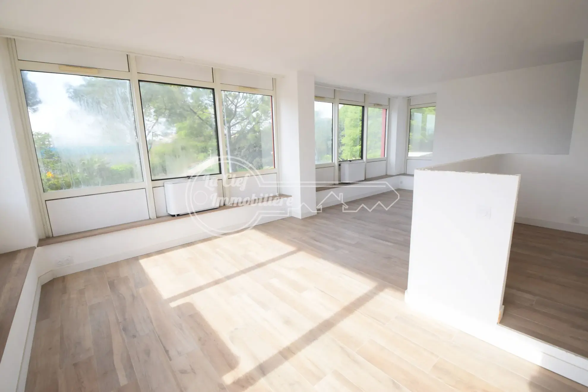 Appartement 2 pièces à Cagnes-sur-Mer avec parking, cave et vue dégagée 