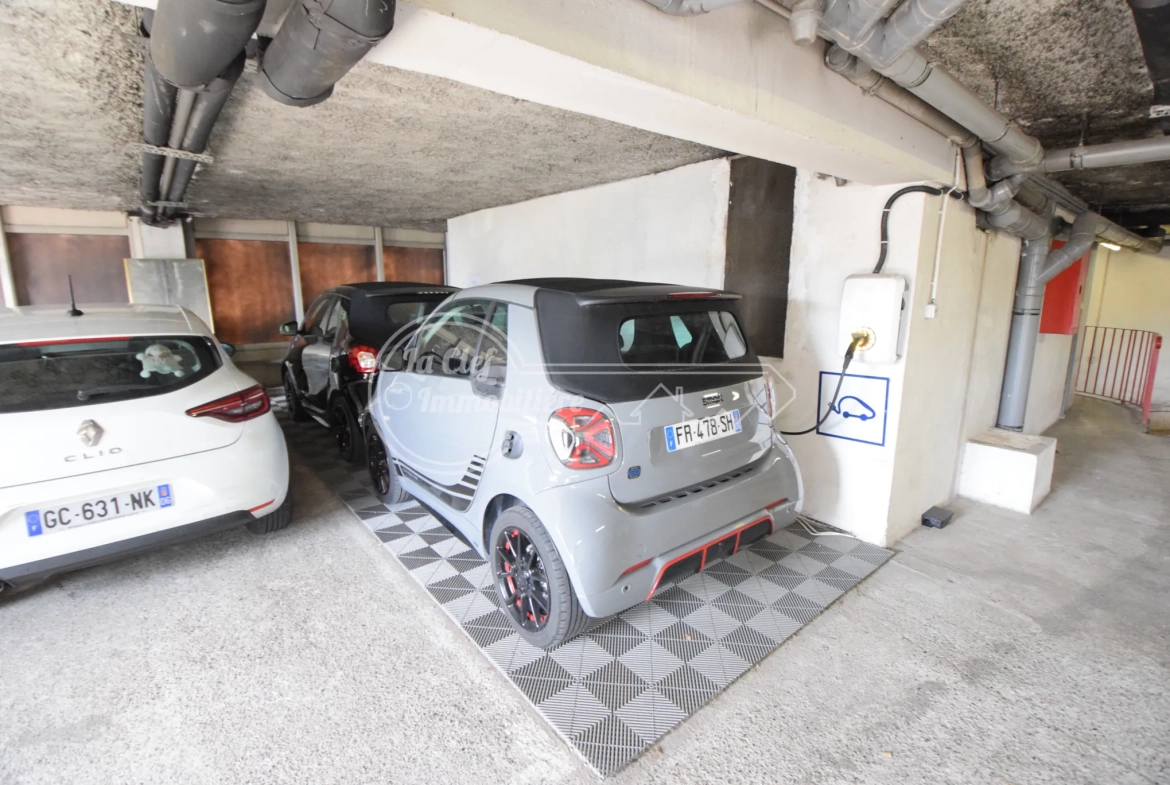 Appartement 2 pièces à Cagnes-sur-Mer avec parking, cave et vue dégagée 
