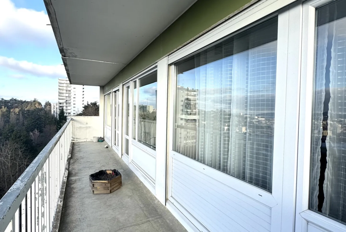 Appartement F5 avec balcon, cave et vue à Saint-Étienne - Secteur Portail Rouge 