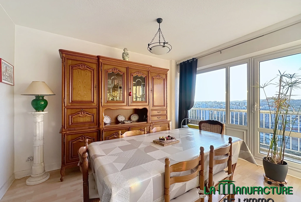 Appartement F5 avec balcon, cave et vue à Saint-Étienne - Secteur Portail Rouge 