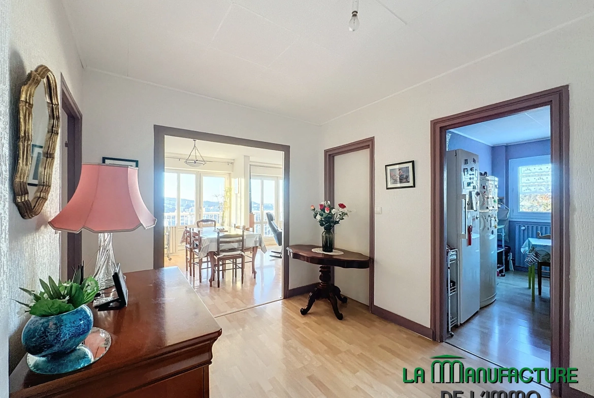 Appartement F5 avec balcon, cave et vue à Saint-Étienne - Secteur Portail Rouge 