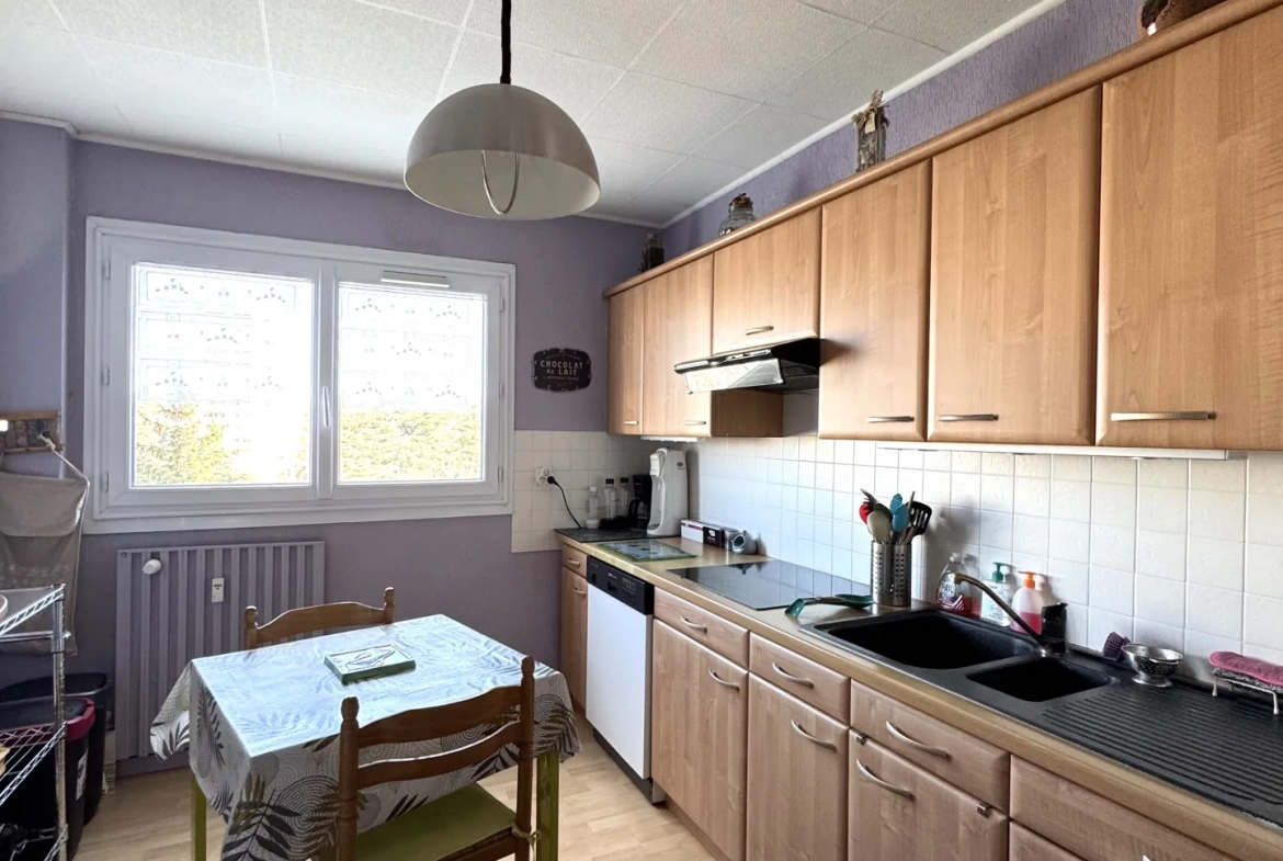 Appartement F5 avec balcon, cave et vue à Saint-Étienne - Secteur Portail Rouge 