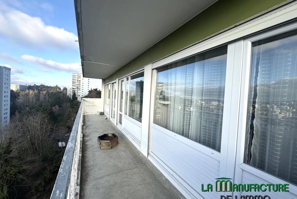 Appartement F5 avec balcon, cave et vue à Saint-Étienne - Secteur Portail Rouge 