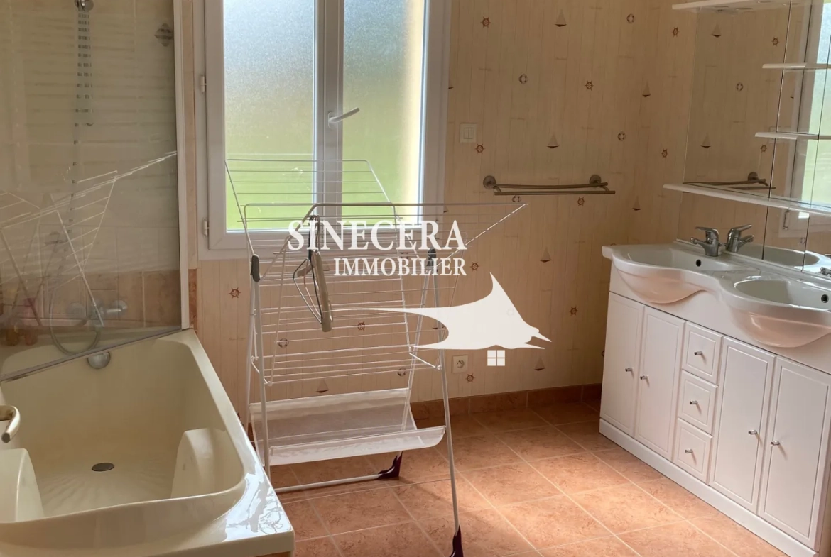 Maison lumineuse de 144 m² avec grand terrain à Riberac 