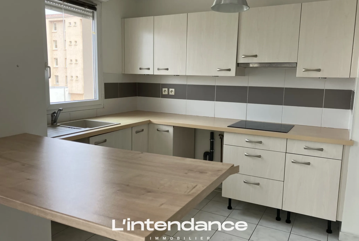 Appartement T3 proche du centre-ville à Hyères avec ascenseur et parking privé 