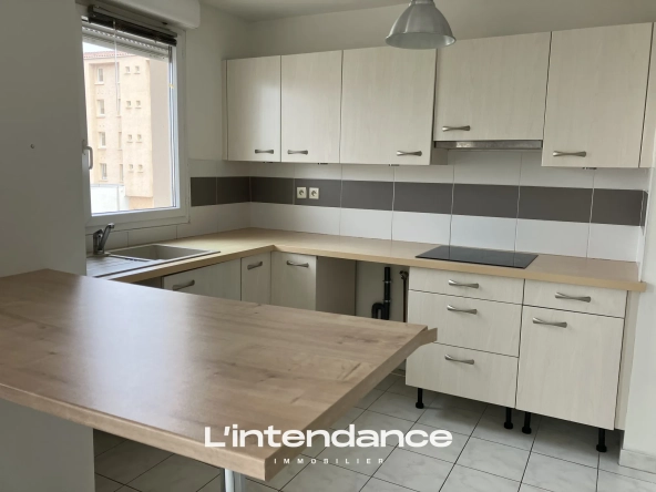 Appartement T3 proche du centre-ville à Hyères avec ascenseur et parking privé 