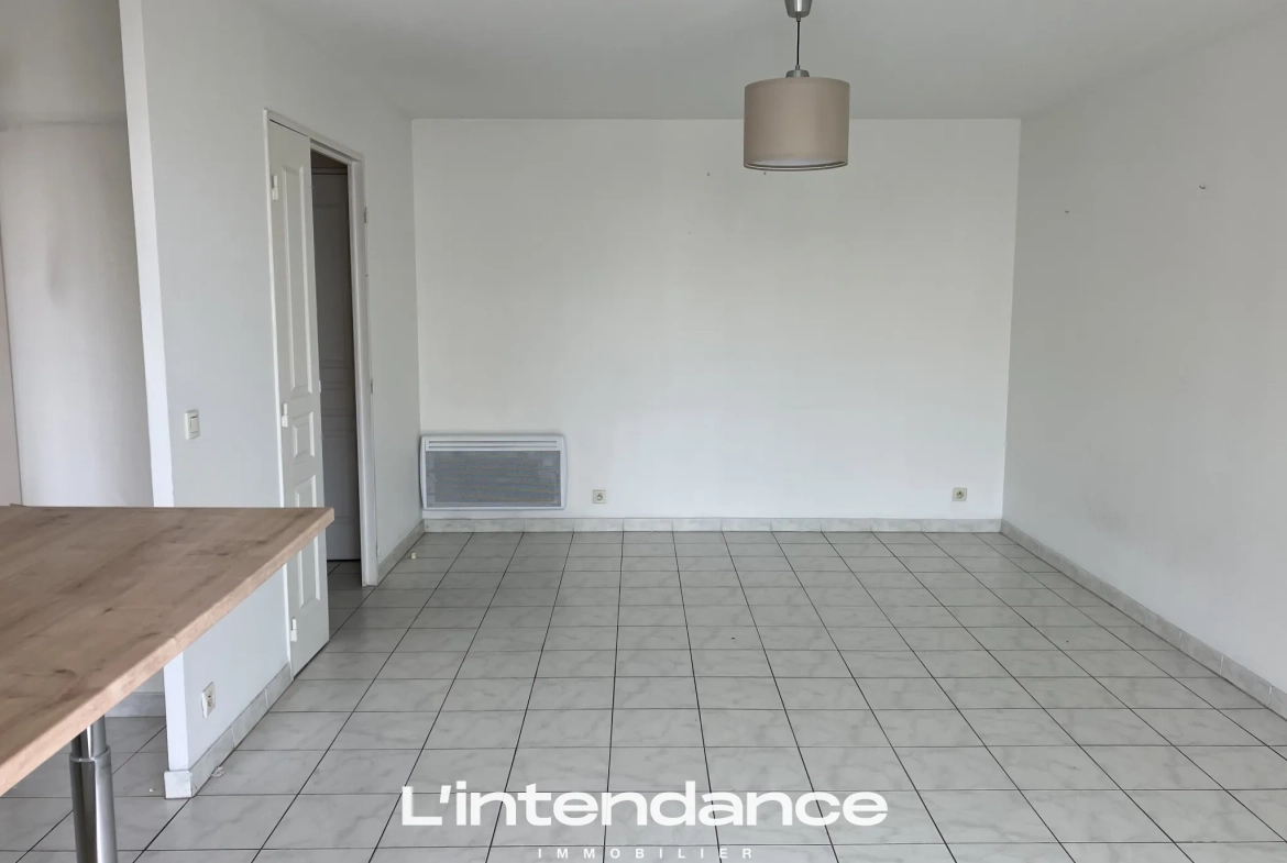 Appartement T3 proche du centre-ville à Hyères avec ascenseur et parking privé 