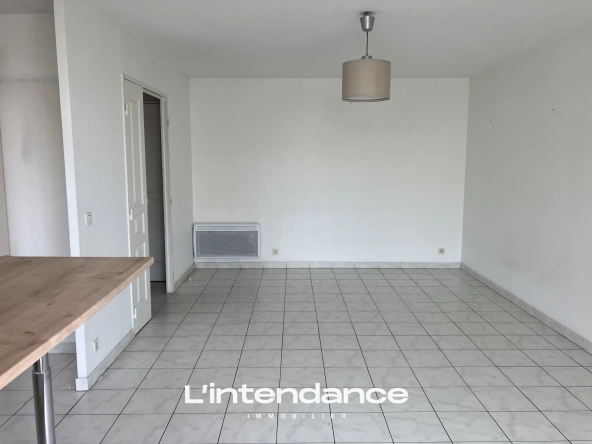Appartement T3 proche du centre-ville à Hyères avec ascenseur et parking privé 