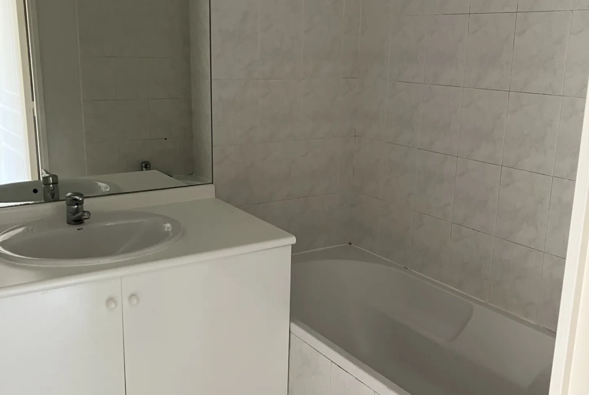 Appartement T3 proche du centre-ville à Hyères avec ascenseur et parking privé 