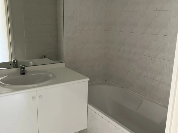 Appartement T3 proche du centre-ville à Hyères avec ascenseur et parking privé 
