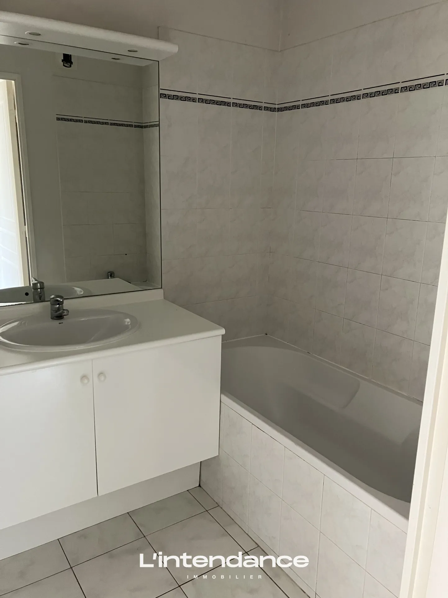 Appartement T3 proche du centre-ville à Hyères avec ascenseur et parking privé 