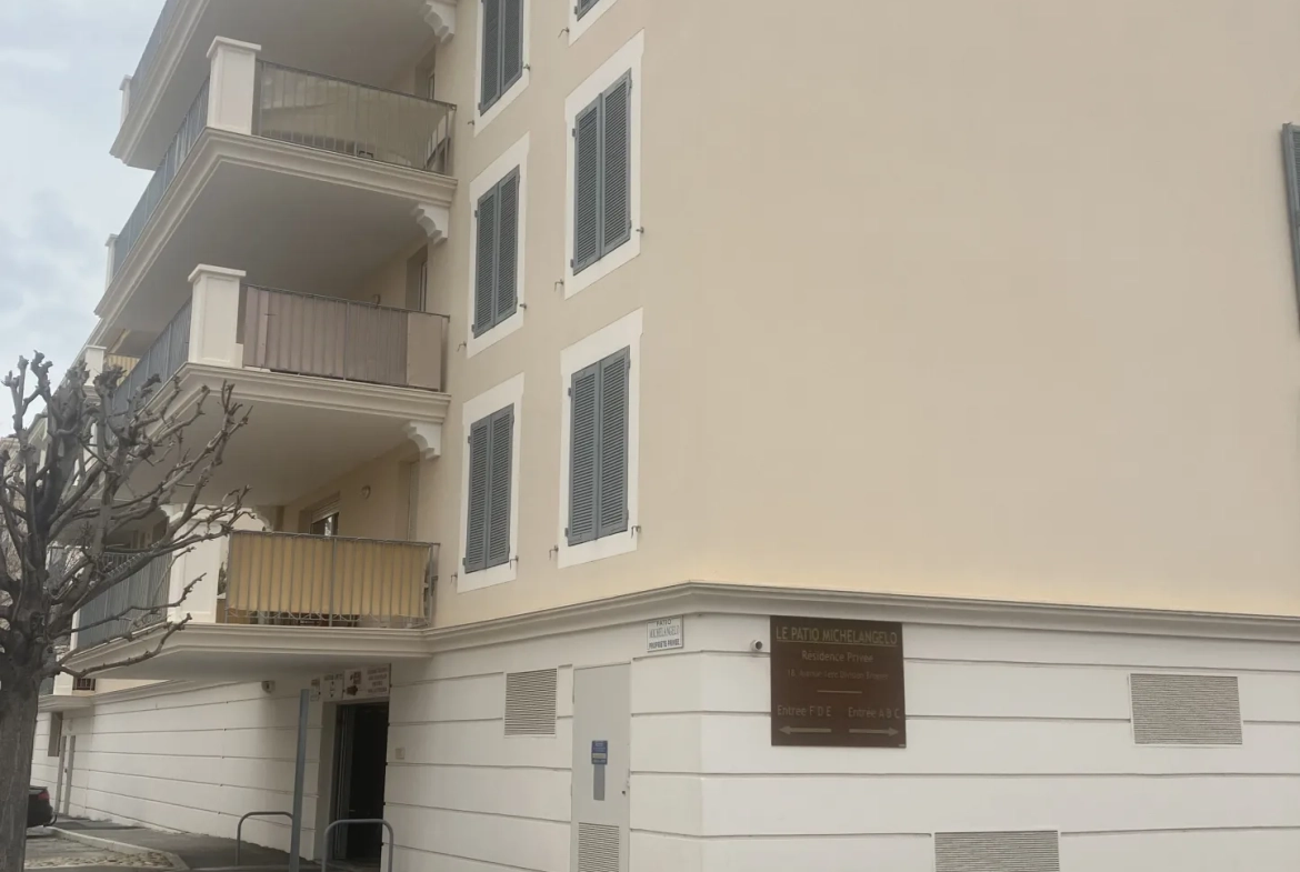 Appartement T3 proche du centre-ville à Hyères avec ascenseur et parking privé 