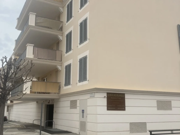 Appartement T3 proche du centre-ville à Hyères avec ascenseur et parking privé 