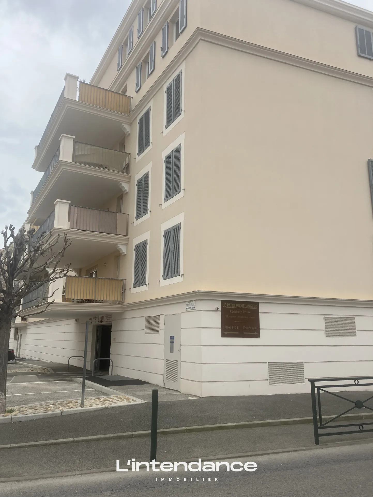 Appartement T3 proche du centre-ville à Hyères avec ascenseur et parking privé 