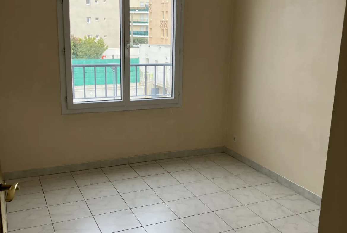 Appartement T3 proche du centre-ville à Hyères avec ascenseur et parking privé 