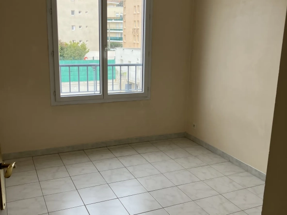 Appartement T3 proche du centre-ville à Hyères avec ascenseur et parking privé 