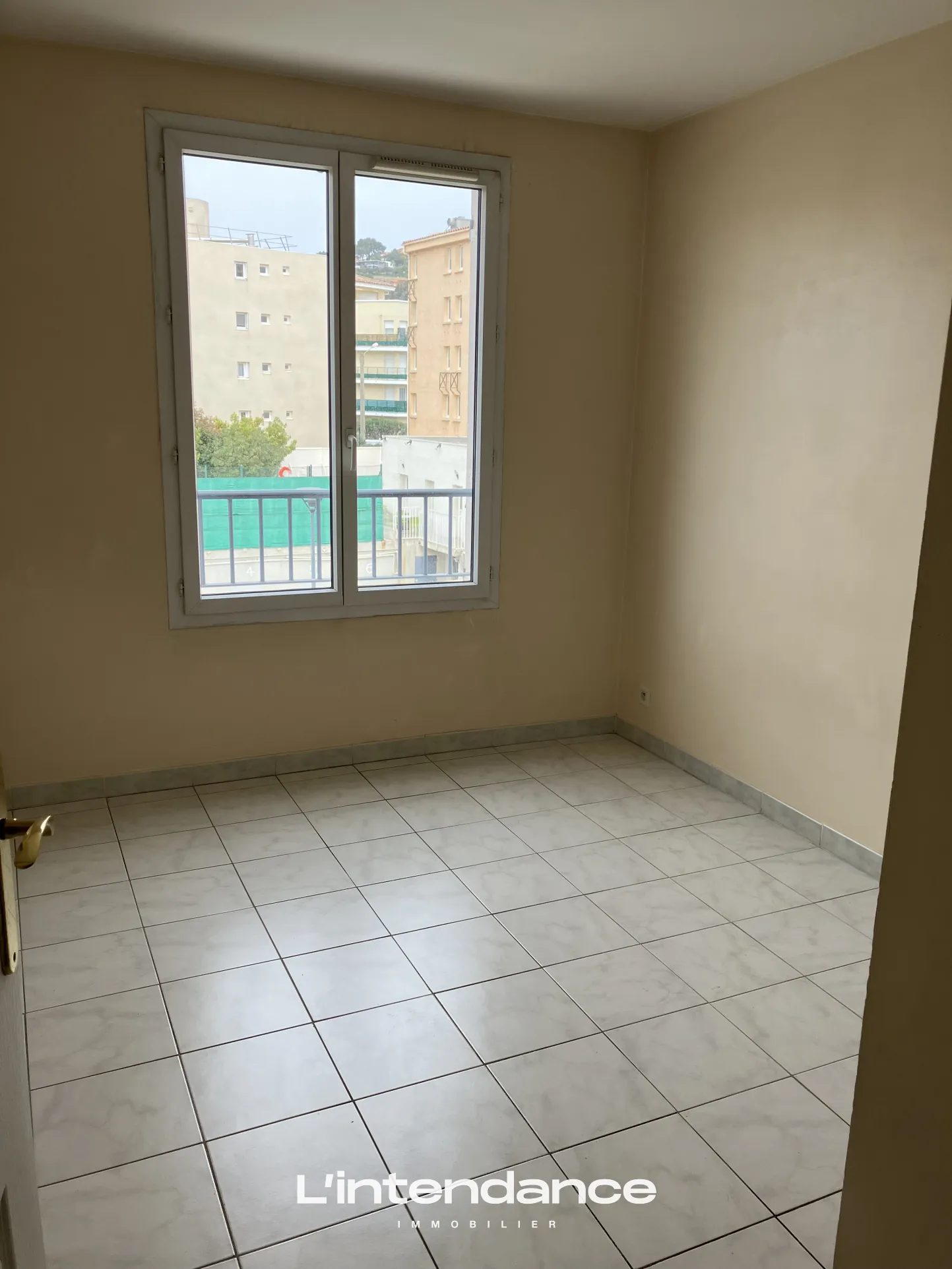 Appartement T3 proche du centre-ville à Hyères avec ascenseur et parking privé 