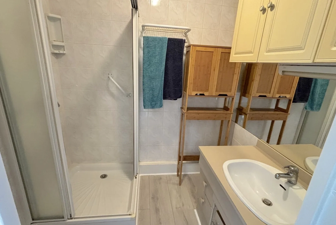 Vente d'un appartement F2 à Carnon-Plage avec loggia et vue port 