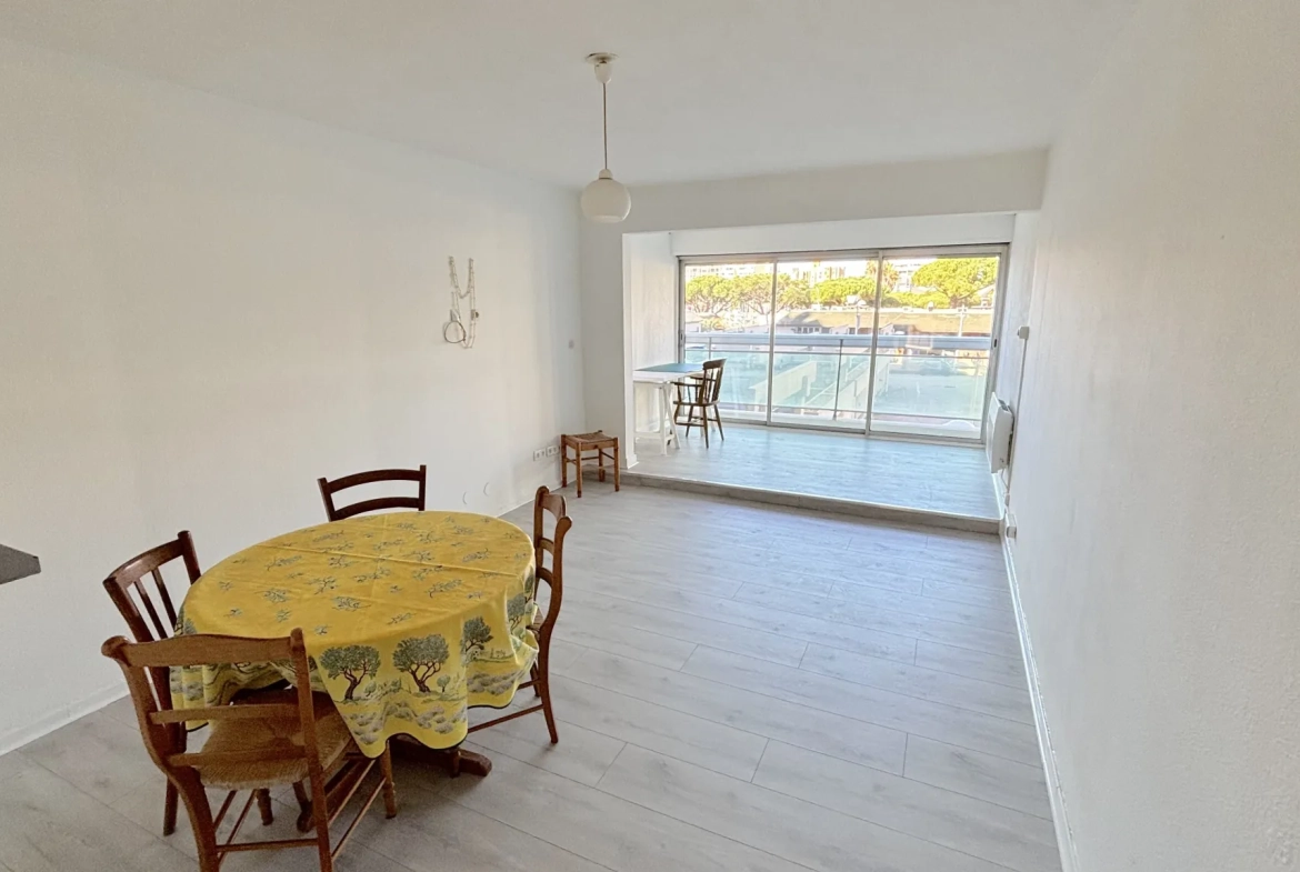 Vente d'un appartement F2 à Carnon-Plage avec loggia et vue port 