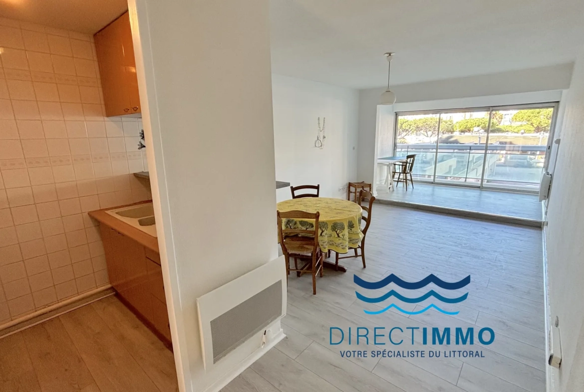 Vente d'un appartement F2 à Carnon-Plage avec loggia et vue port 
