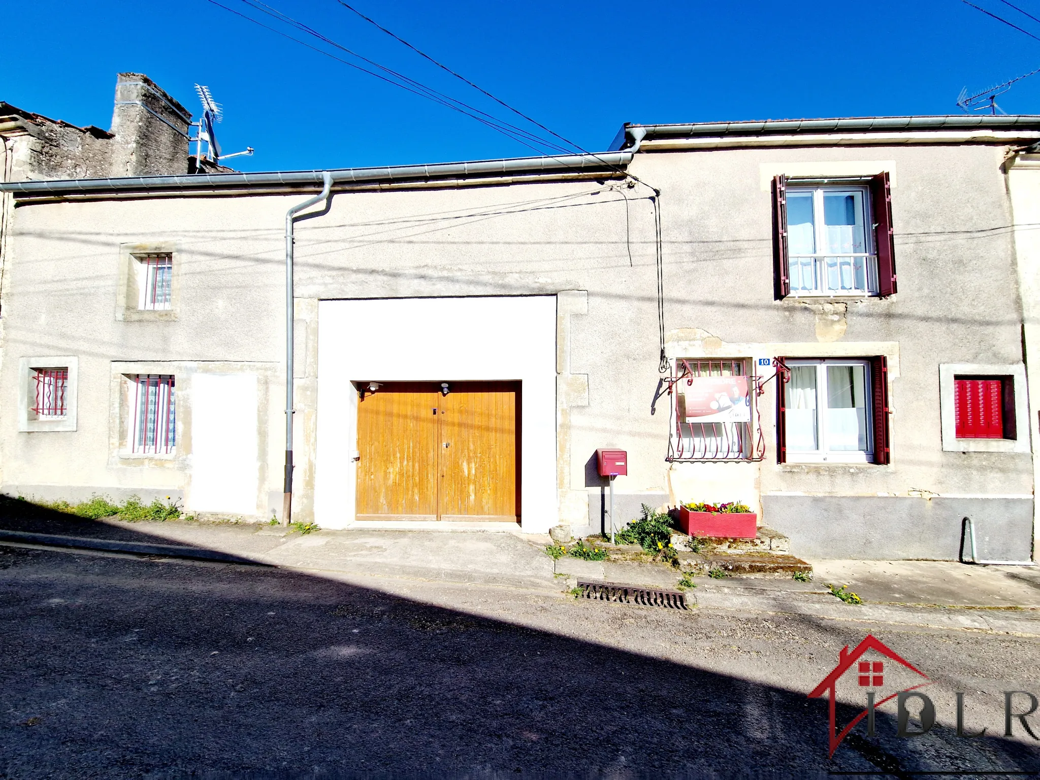 Maison de caractère rénovée à Melay avec jardin, 2 chambres et environnement convivial 