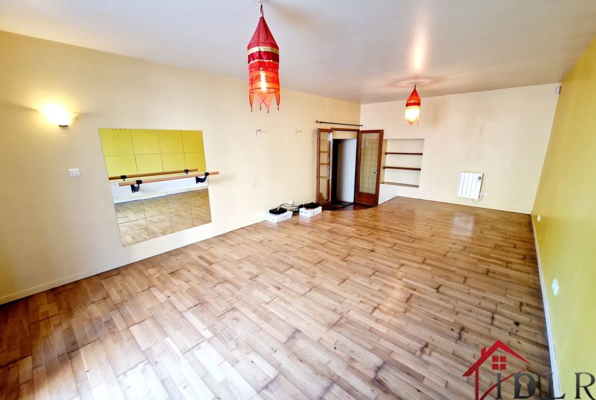 Maison de caractère rénovée à Melay avec jardin, 2 chambres et environnement convivial 