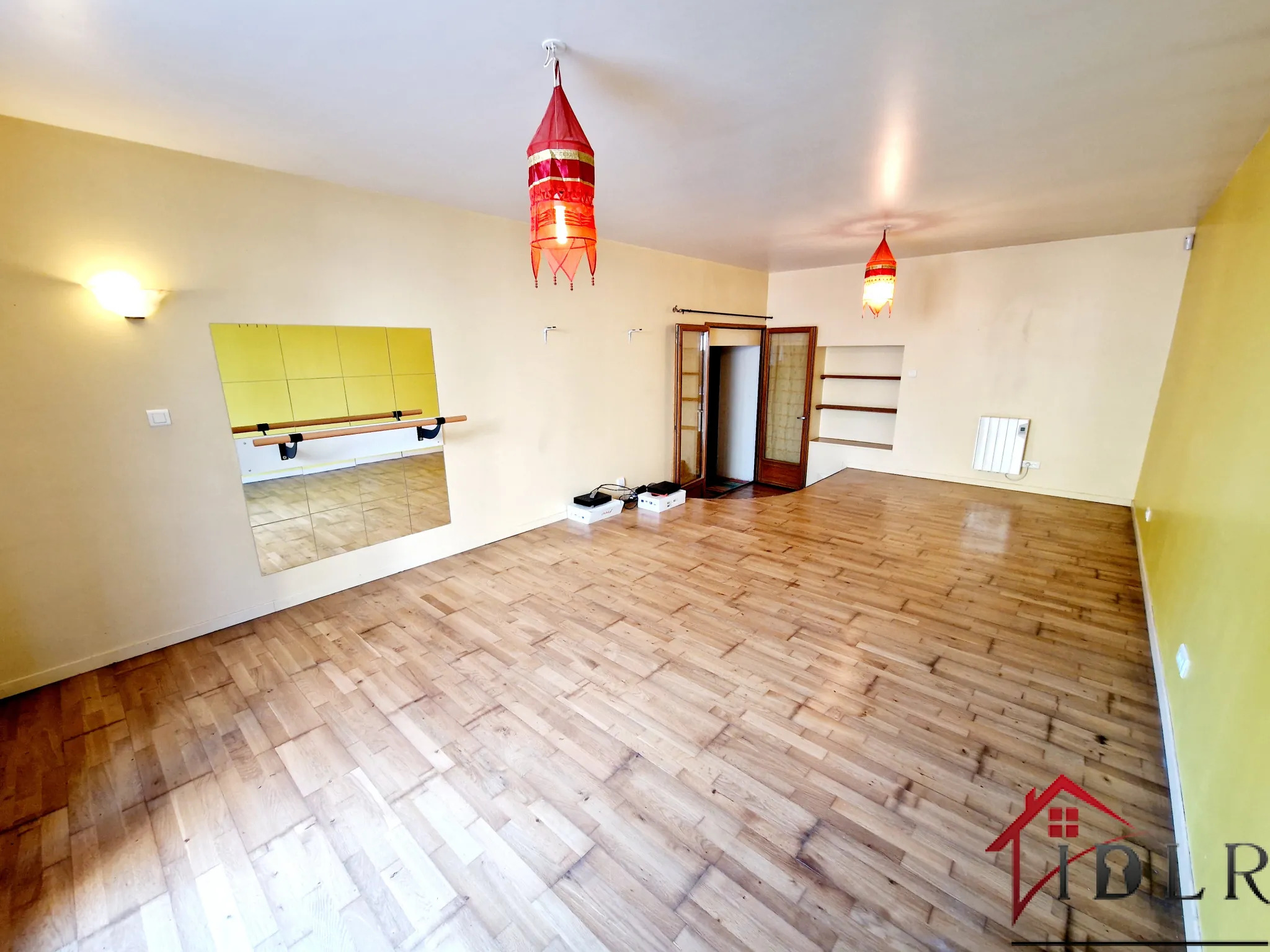 Maison de caractère rénovée à Melay avec jardin, 2 chambres et environnement convivial 