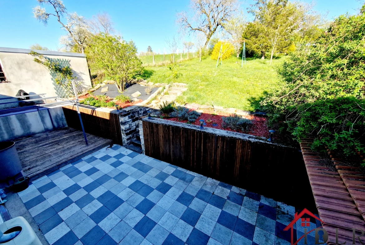 Maison de caractère rénovée à Melay avec jardin, 2 chambres et environnement convivial 
