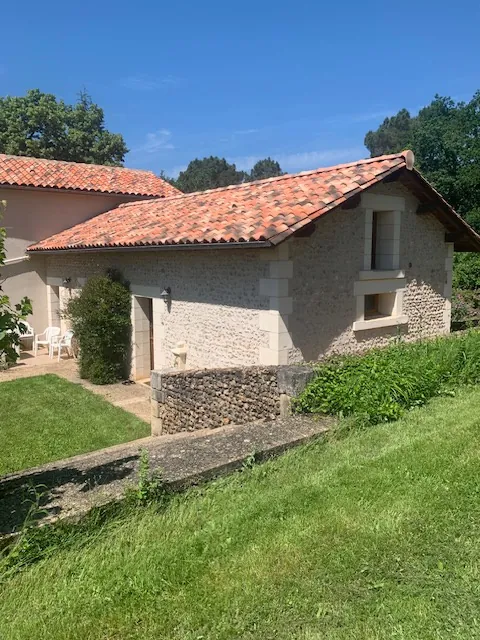 Belle maison de campagne en pierre à Saint Paul de Serre en Dordogne 