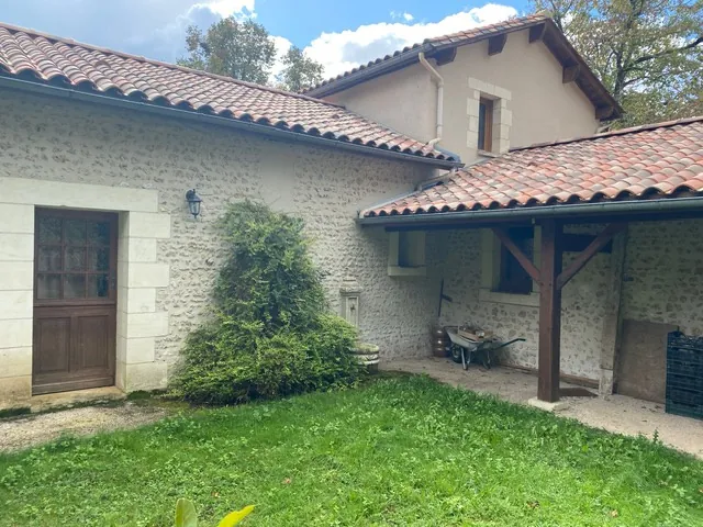 Belle maison de campagne en pierre à Saint Paul de Serre en Dordogne 