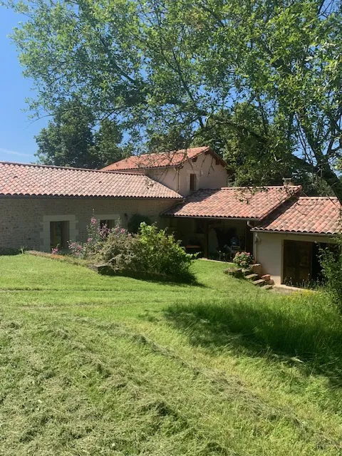 Belle maison de campagne en pierre à Saint Paul de Serre en Dordogne 