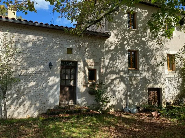Belle maison de campagne en pierre à Saint Paul de Serre en Dordogne 