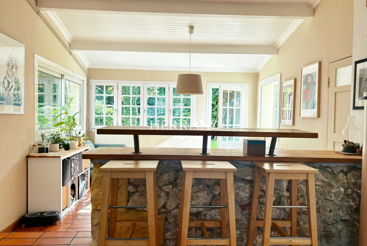 Charmante maison en pierre à Saint-Germain-du-Puch avec 3 chambres, terrasse et grand jardin près de Libourne 