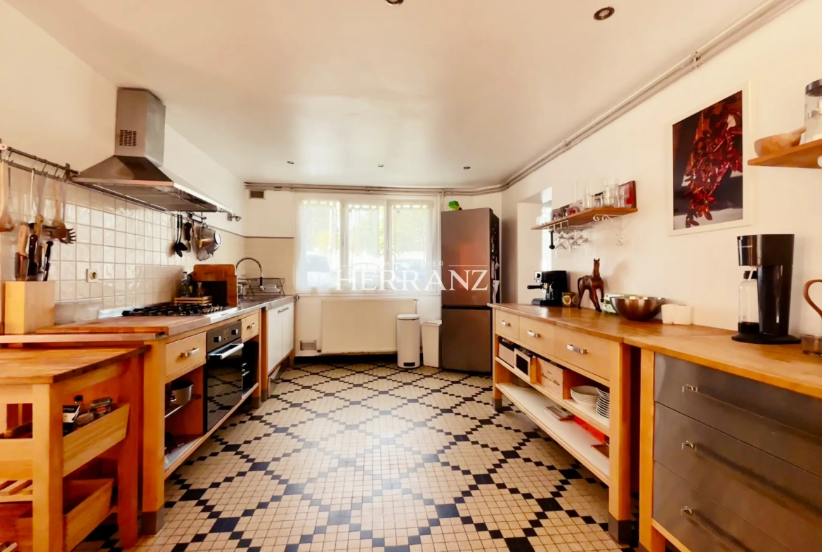 Charmante maison en pierre à Saint-Germain-du-Puch avec 3 chambres, terrasse et grand jardin près de Libourne 