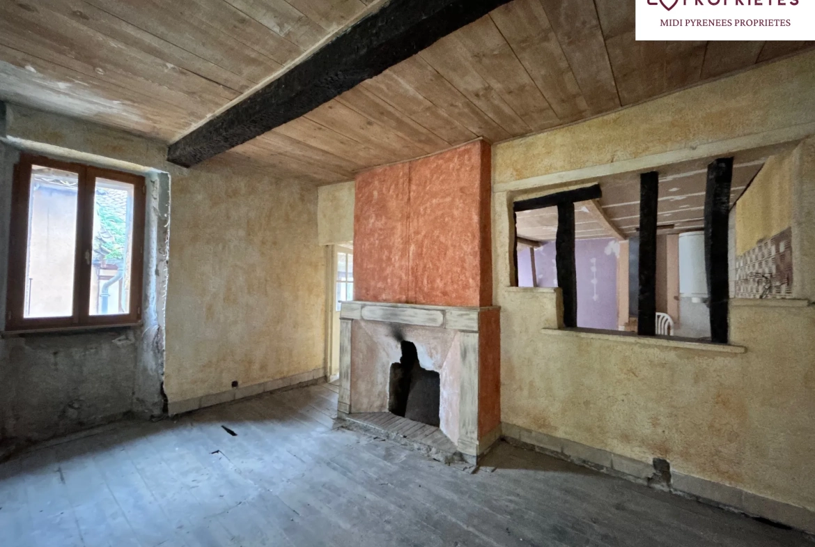Maison de village à rénover avec local commercial à Carla Bayle 
