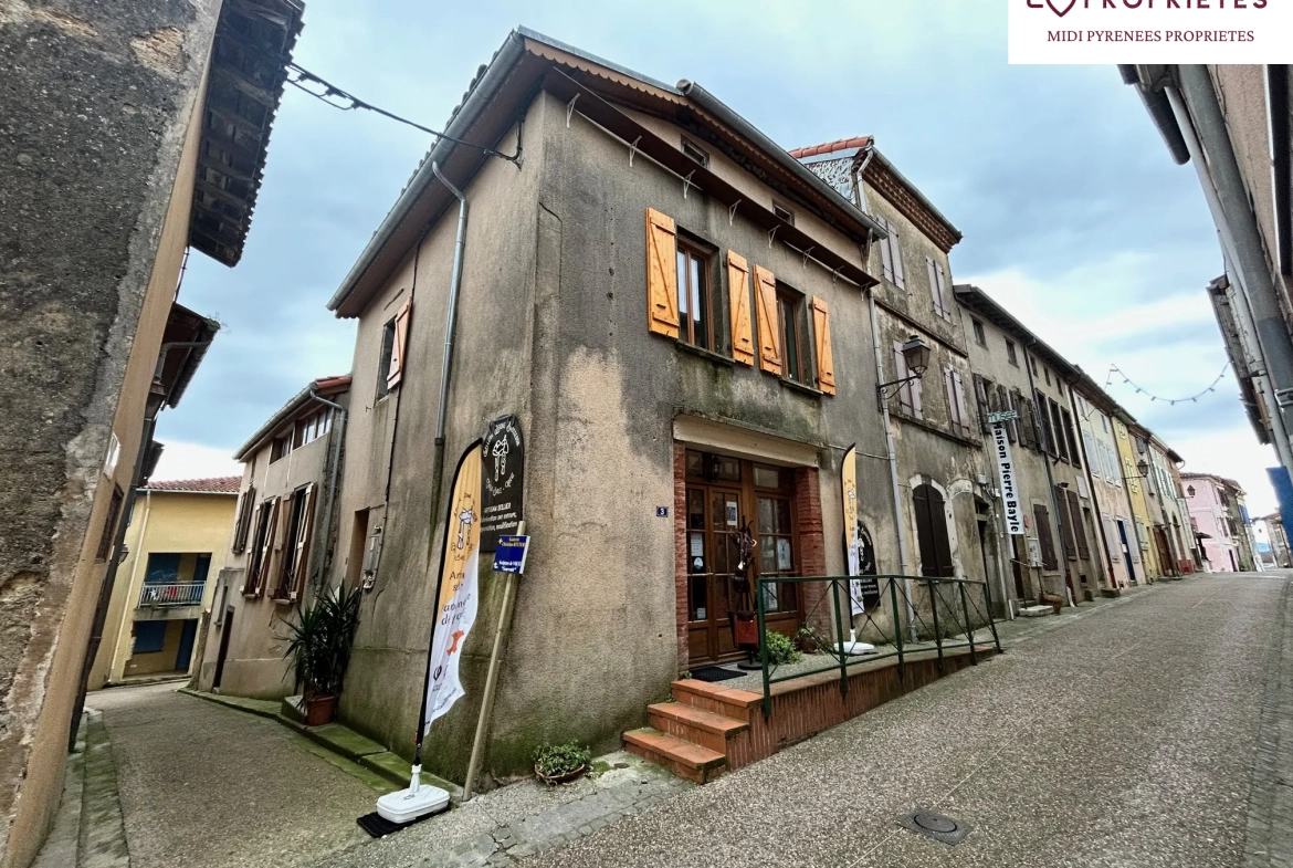 Maison de village à rénover avec local commercial à Carla Bayle 