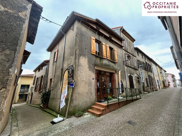 Maison de village à rénover avec local commercial à Carla Bayle 