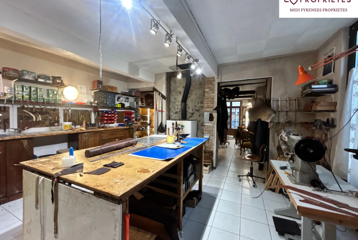 Maison de village à rénover avec local commercial à Carla Bayle 