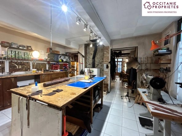 Maison de village à rénover avec local commercial à Carla Bayle 