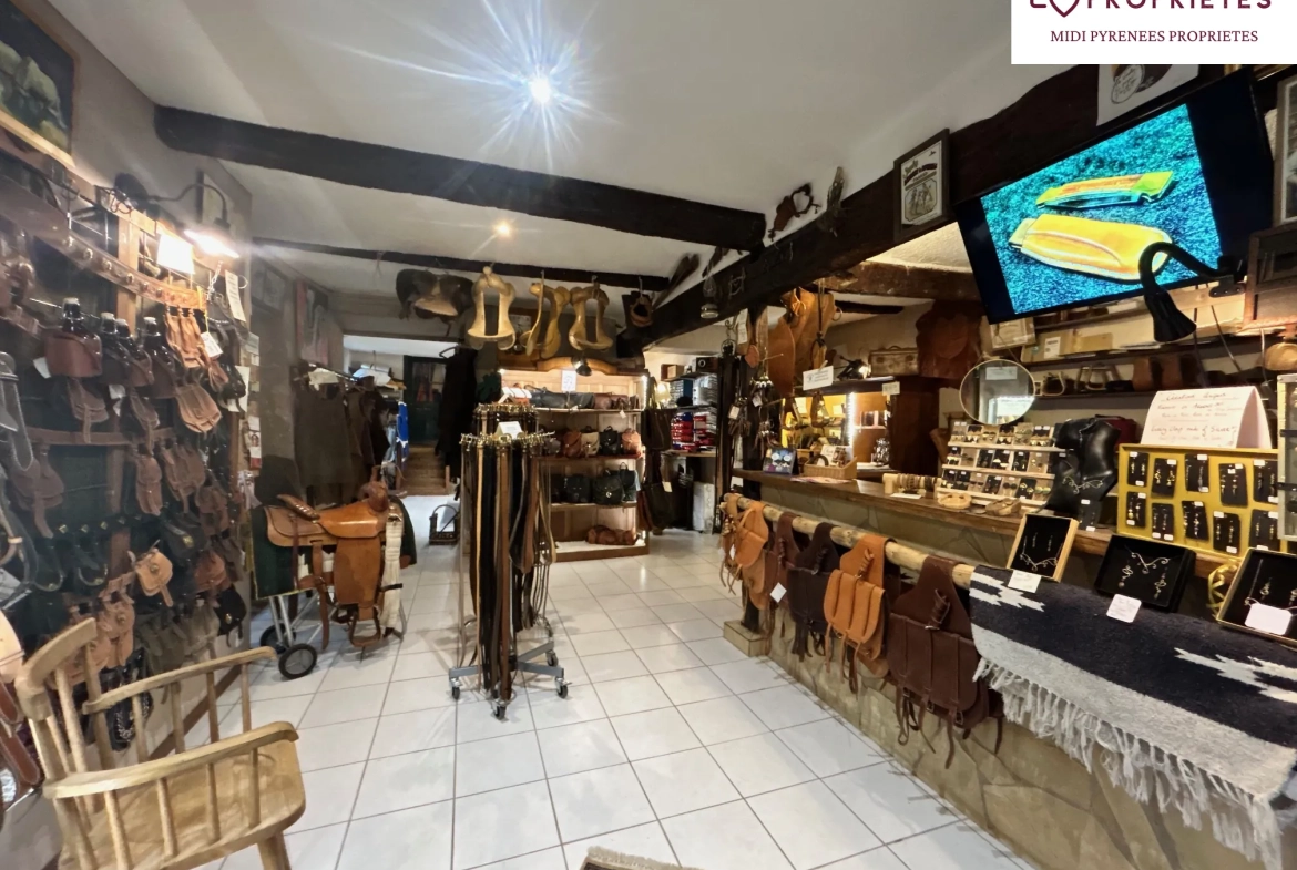 Maison de village à rénover avec local commercial à Carla Bayle 