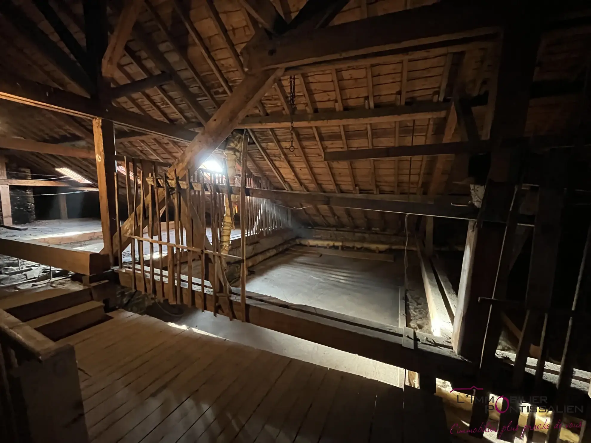Combles à aménager de 115 m² à Frasne, potentiel de rénovation, 3 velux, central dans le village 