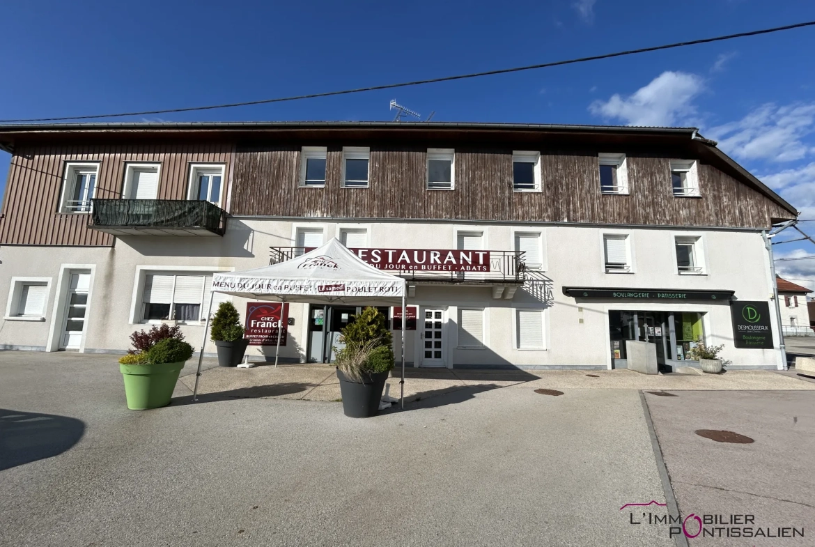 Combles à aménager de 115 m² à Frasne, potentiel de rénovation, 3 velux, central dans le village 